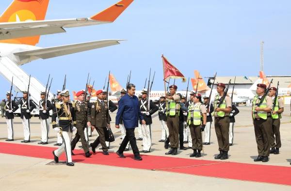 Fotografía cedida por la oficina de Prensa de Miraflores donde se observa al presidente de Venezuela, Nicolás Maduro (c), durante su llegada hoy a Caracas (Venezuela).