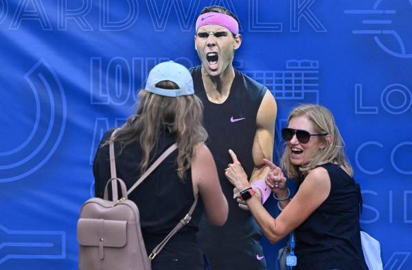 Tennis fans pose with a cutout of Rafael Nadal during the US Open tennis tournament in New York on August 30, 2023. (Photo by Ed JONES / AFP)