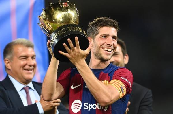 El centrocampista del Barcelona #20 Sergi Roberto levanta el premio del Trofeo Joan Gamper.