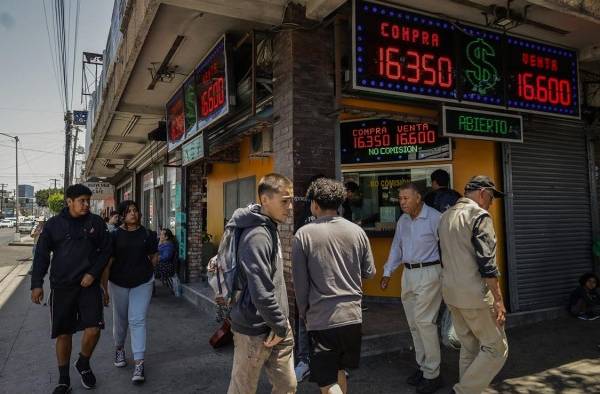 Personas caminan frente a una casa de cambio el 1 de agosto de 2023, en la ciudad de Tijuana, estado de Baja California (México).