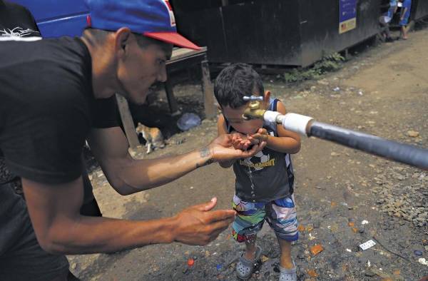 Durante el paso por la selva las corrientes de agua están contaminadas.