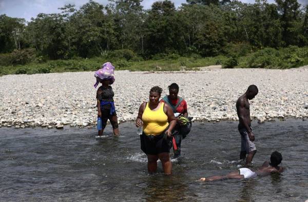 Migrantes persiguen sus sueños en medio de la mortífera pandemia de la covid-19