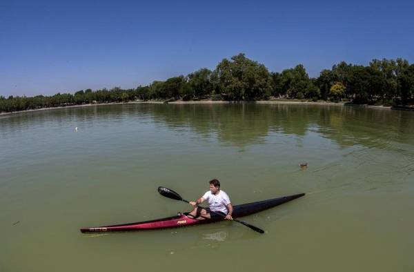 En la imagen de archivo, un hombre hace deporte en una piragua en la Casa de Campo en Madrid.