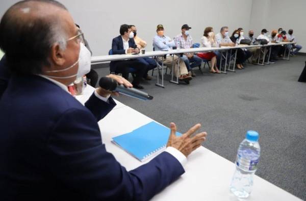 El ministro de Desarrollo Agropecuario durante la reunión con productores.