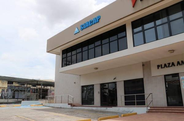 Fachada de la plaza donde se ubican las oficinas del Siacap en la Plaza América en la calle Jorge Zarak.