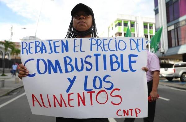 Los manifestantes protestan en contra el alto costo del combustible y de los alimentos.