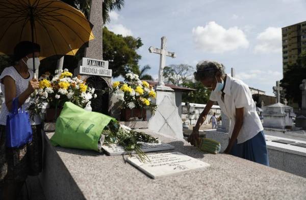 Flores y dolientes en los cementerios de Panamá por el Día de los Difuntos