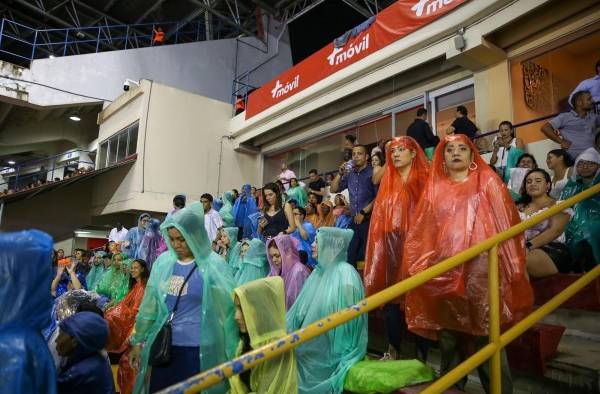 El concierto se vió afectado por una fuerte lluvia y tormenta eléctrica