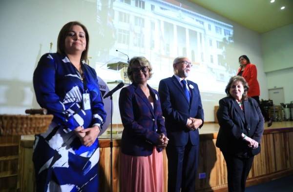 Ana Belén Araúz, secretaria de la Comisión Centenario; Ivette Berrio, viceministra de salud; Elías García Mayorca, director médico general del HST y Tita Méndez.