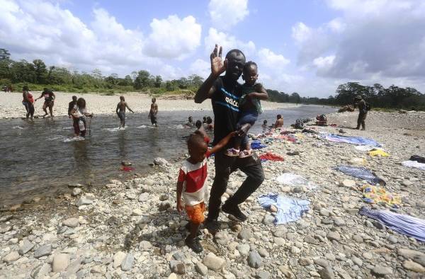 Migrantes persiguen sus sueños en medio de la mortífera pandemia de la covid-19