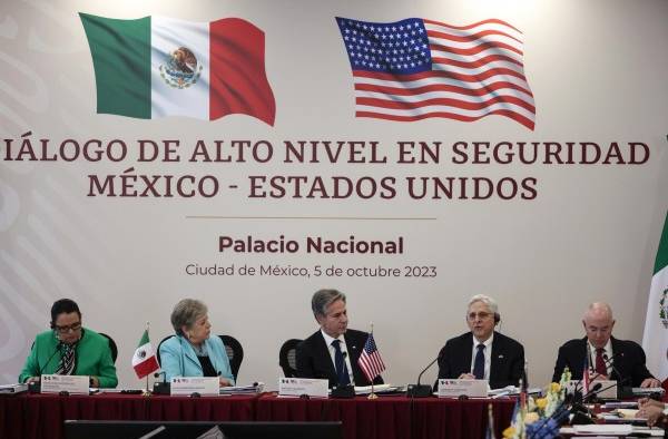 La secretaria mexicana de Seguridad y Protección Ciudadana, Rosa Icela Rodríguez (i), la canciller de México, Alicia Bárcena (2-i), el secretario de Estado, Antony Blinken (c) el fiscal general, Merrick Garland (2-d) y el de Seguridad Nacional de EEUU, Alejandro Mayorkas (d) participan hoy, durante una reunión de trabajo en la Ciudad de México (México).