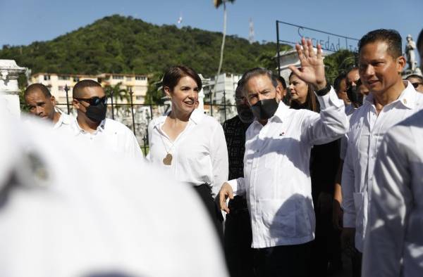 Flores y dolientes en los cementerios de Panamá por el Día de los Difuntos