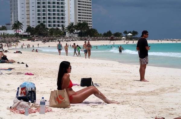 Turistas disfrutan en una playa, el 9 de noviembre de 2023 en Cancún,