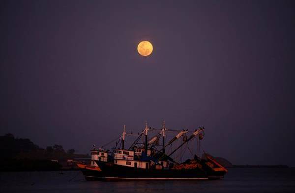 La primera superluna rosa cierra el mes de abril