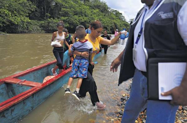 Una vez cruzan las trochas, los viajeros deben abordar lanchas que los llevan a los centro de atención para migrantes.