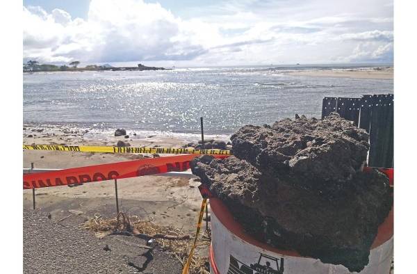 Fuertes oleajes destrozaron un paño de la carretera que conduce a Punta Chame.