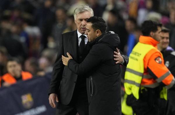 Los estrategas Carlo Ancelotti (izq.) y Xavi Hernández (der.).