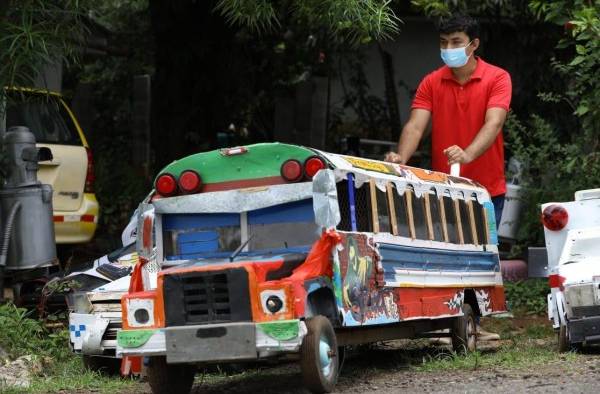 Romel Bravo es un joven con autismo que elabora réplicas de autos con material reciclado