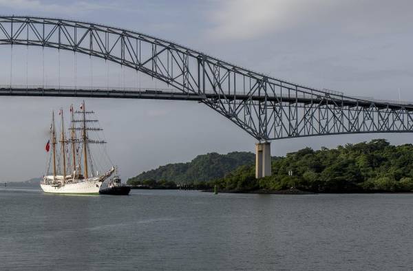 Unos 40 barcos cruzan cada día el Canal de Panamá.