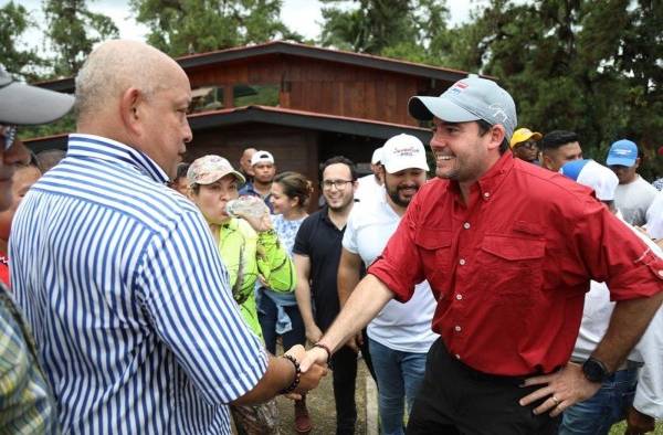 Adames y Carrizo asistieron al acto en la comunidad de Coclesito.