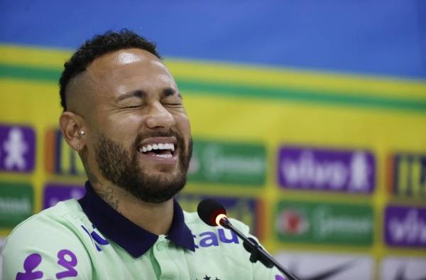 El jugador de la selección brasileña Neymar participa hoy en una rueda de prensa, en el estadio Mangueirão en Belém (Brasil).