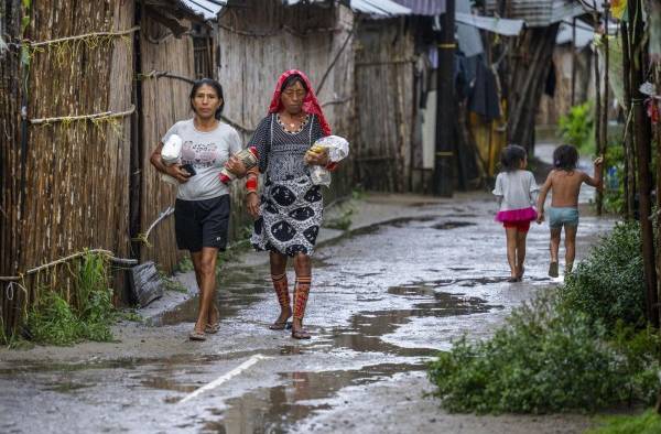 Las mujeres indígenas Guna caminan en la isla de Carti Sugtupu, en la Comarca Indígena Guna Yala, Panamá, en el Mar Caribe.