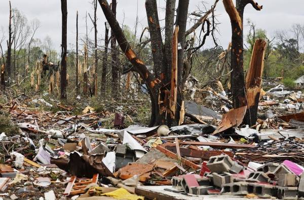 Fotografía de archivo de los estragos causados por un tornado en Georgia (EE.UU.)