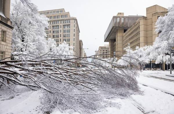 Una fuerte tormenta de nieve paraliza Washington durante horas