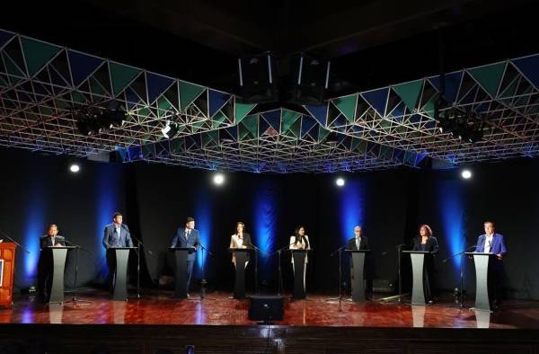 De i. a d. los opositores venezolanos Andrés Velázquez, Carlos Prosperi, Fredy Superlano, María Corina Machado, Delza Solorzano, Andrés Caleca, Tamara Adrián y César Perez Viva en el primer debate.