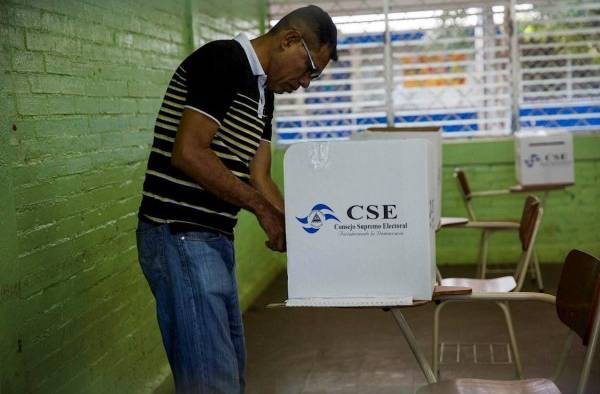 Un nicaragüense vota, en una fotografía de archivo fechada el 5 de noviembre de 2017.