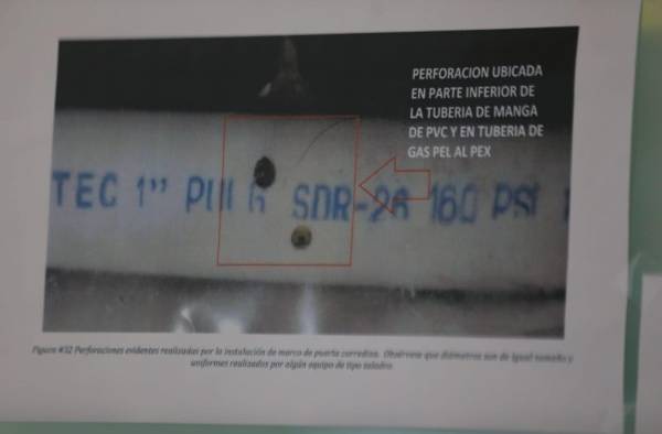 Vista de las dos perforaciones realizadas en la tubería de gas, ubicada en el piso 14, específicamente, entre los grupos de cilindro de gas que unen los apartamento C-1 y C-2.