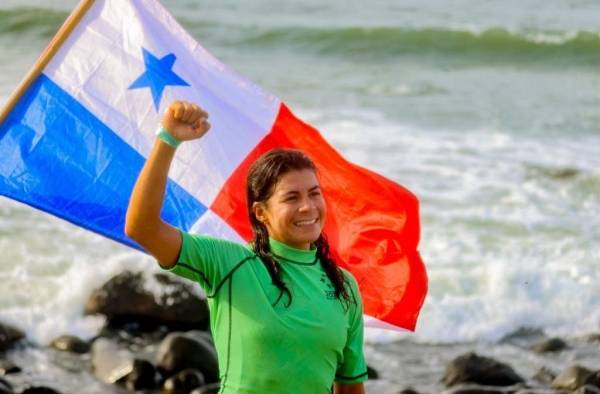 La surfista Verónica Correa sumo 13.50 puntos para llevarse la presea de oro.