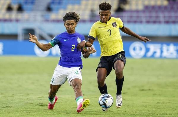 Pedro Lima (i.) contra Keny Arroyo (d.) durante el partido entre Brasil y Ecuador.