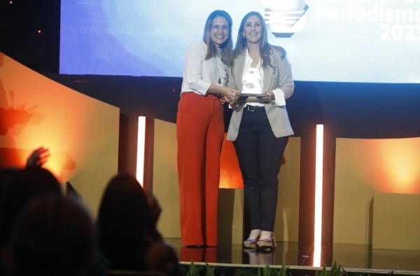 Coriat (der.) recibió el premio de manos deJaqueline Souter, Vicepresidente de Comunicaciones de Banco General.