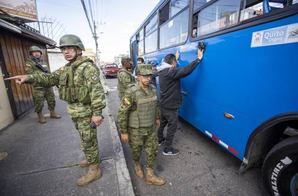 Militares ecuatorianos realizan control de armas y estupefacientes en una de las calles de Quito (Ecuador), en una fotografía de archivo.