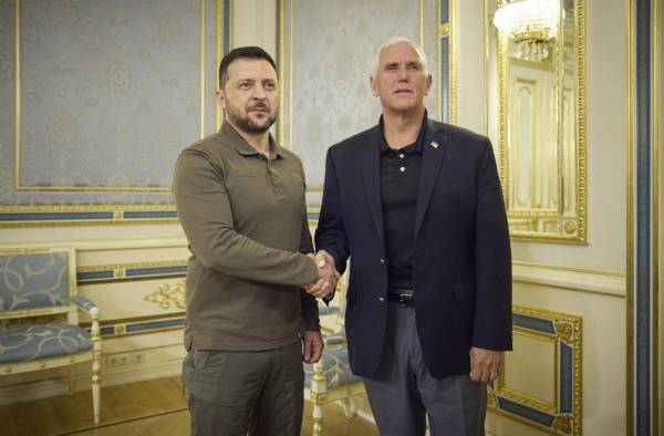 Fotografía cedida por el Servicio de Prensa de la Presidencia de Ucrania que muestra al exvicepresidente de Estados Unidos Mike Pence,