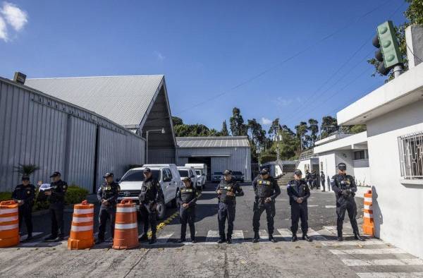 Policías vigilan en un operativo del Ministerio Público (Fiscalía) en el Centro de Operaciones del Proceso Electoral, sede del Tribunal Supremo Electoral, en Ciudad de Guatemala (Guatemala).