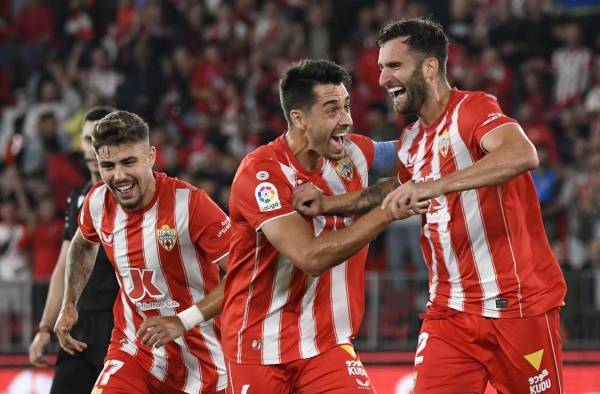 El delantero brasileño de la UD Almeria Leo Baptistao (d) celebra su gol, primero del equipo ante el Getafe CF.