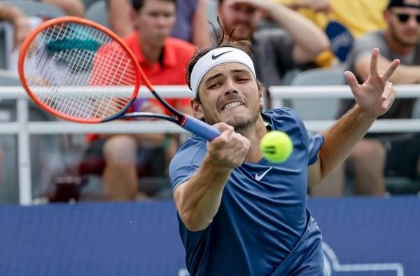 Taylor Fritz de Estados Unidos en acción frente a Kei Nishikori de Japón durante los cuartos de final del Atlanta Open, en Atlanta, Georgia (EE.UU.).