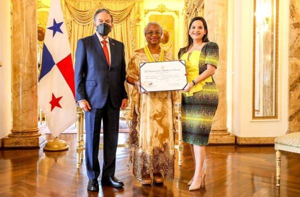 Laurentino Cortizo Cohen, presidente de Panamá (i), Melva Elaine Lowe Wilson de Goodin, condecorada (c) y María Inés Castillo, titular del Ministerio de Desarrollo Social.