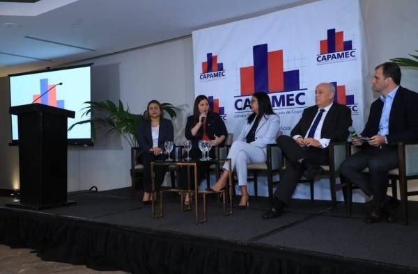 Panelistas durante el conversatorio 'Panamá, salida de la lista gris del Gafi y reto del sector de valores', que fue organizado por la Cámara Panameña de Mercado de Capitales.