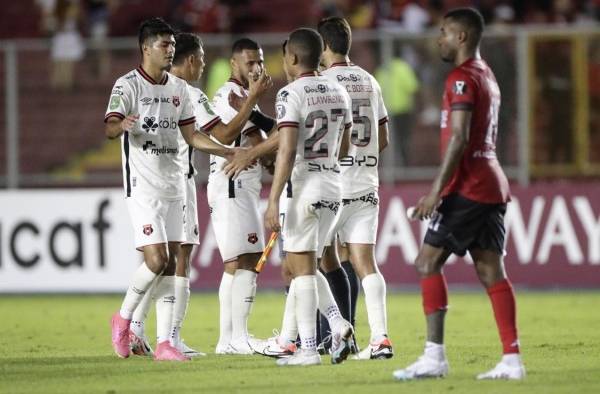 Jugadores de Alajuelense se despiden al final de un partido de la Copa Centroamericana entre San Miguelito y Alajuelense este 24 de agosto de 2023.