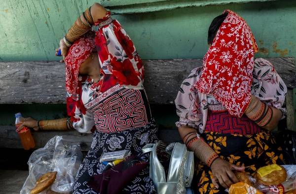 Las mujeres indígenas Guna bromean en la isla de Carti Sugtupu, en la Comarca Indígena Guna Yala, Panamá, en el Mar Caribe.