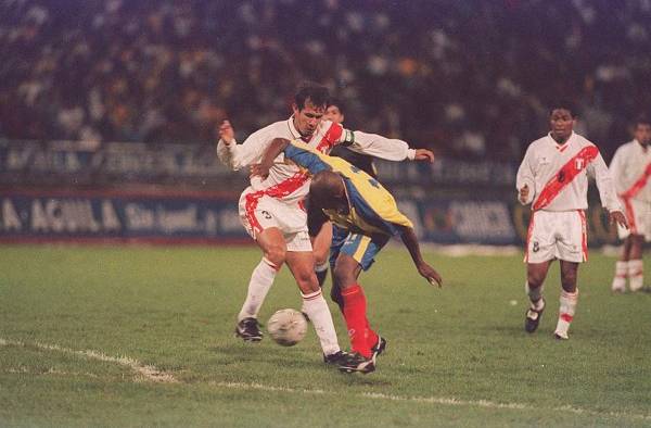 Juan Reynoso como capitán de la Selección peruana.