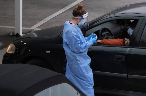 Imagen de archivo de sanitarios haciendo pruebas PCR a los conductores en el punto autocovid de un hospital.