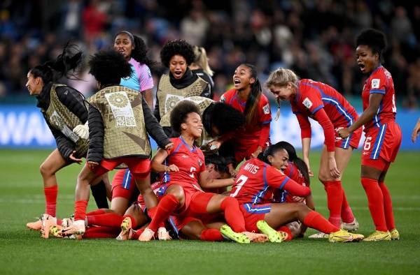 El equipo panameño celebrando el gol de Marta Cox.