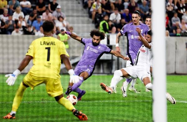 Andrés Andrade (d.) durante un duelo con el delantero del Liverpool, Mohamed Salah (i.).