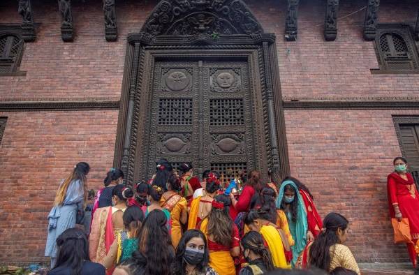 Mujeres nepalíes celebran el festival Teej, en donde piden por su matrimonio