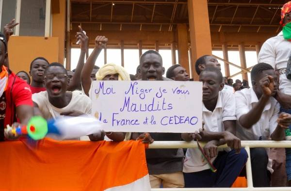 Simpatizantes nigerinos del golpe de estado muetran el pasado 6 de agosto un cartel en el que se puede leer Yo, Níger, maldigo a Francia y a la Cedeao (Comunidad Económica de Estados de África Occidental).