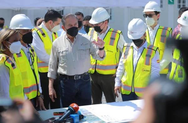 Laurentino Cortizo Cohen, presidente de Panamá junto a autoridades de Salud y empresa contratista del Hospital del Niño.